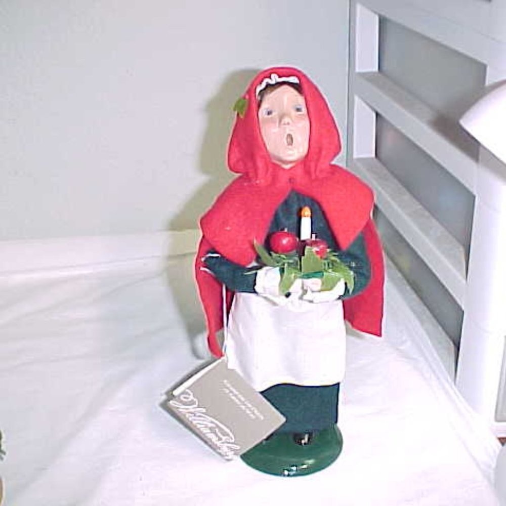 BYERS’S CHOICE Williamsburg Christmas Caroler with Apples and Candle Wreath 2006
